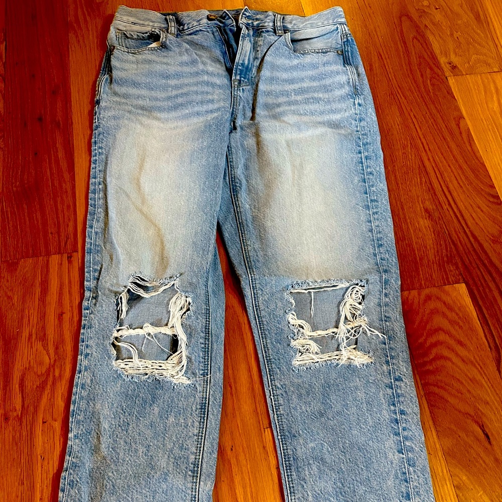 American Eagle light wash, ripped, mom jeans. Size 4